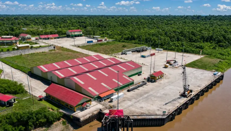 Vista aérea del terminal portuario rodeado de bosque amazónico junto al río