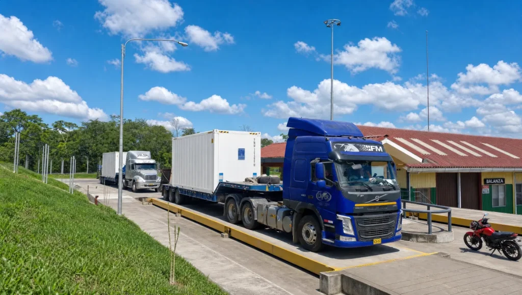Camión con contenedor en la balanza de ingreso del terminal