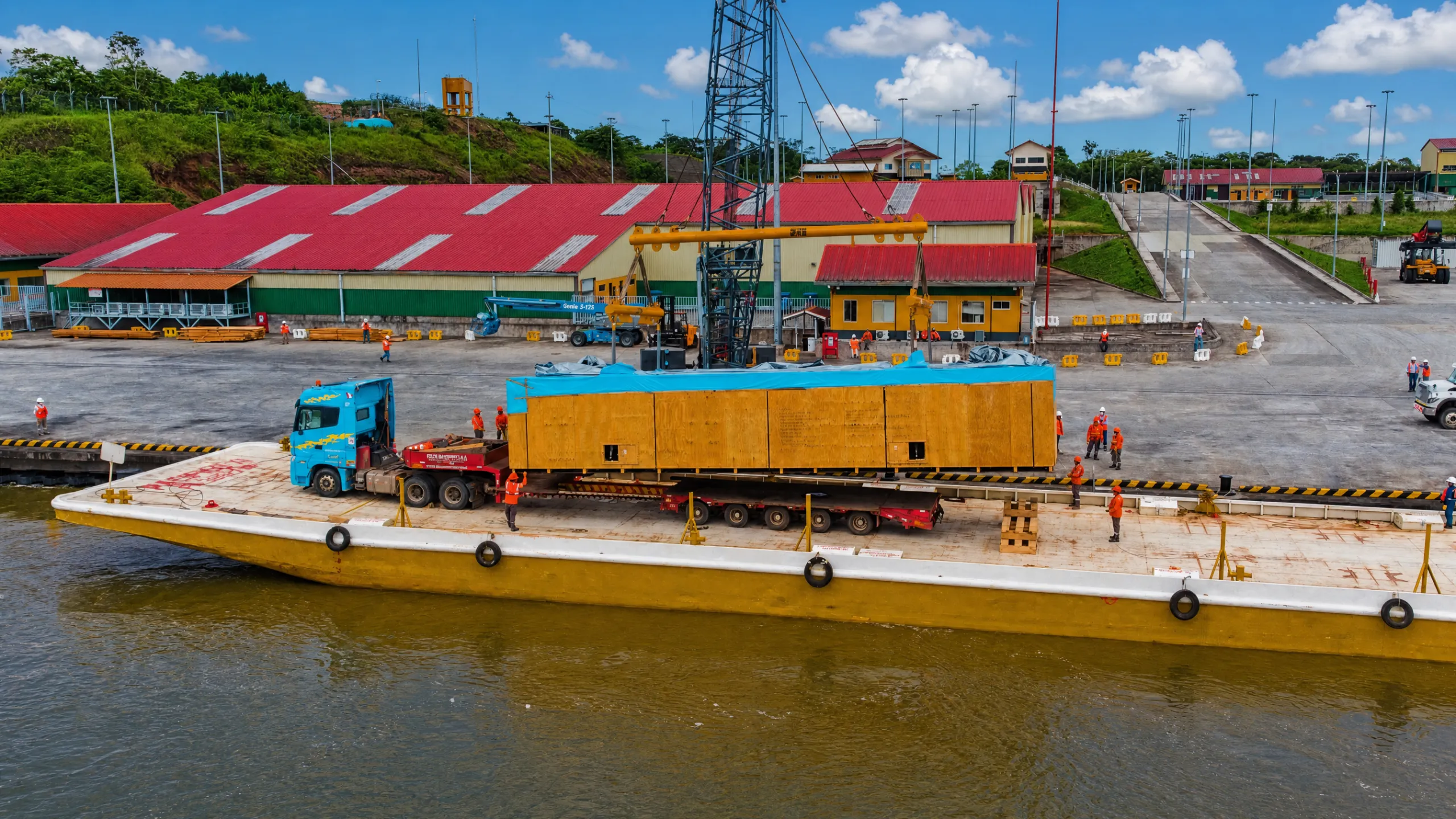 Carga de proyecto sobre una barcaza en el muelle del terminal