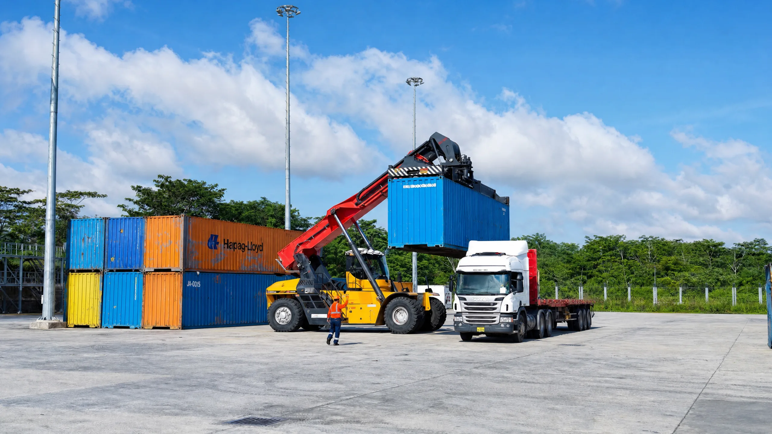 Reach stacker cargando un contenedor en el patio del terminal