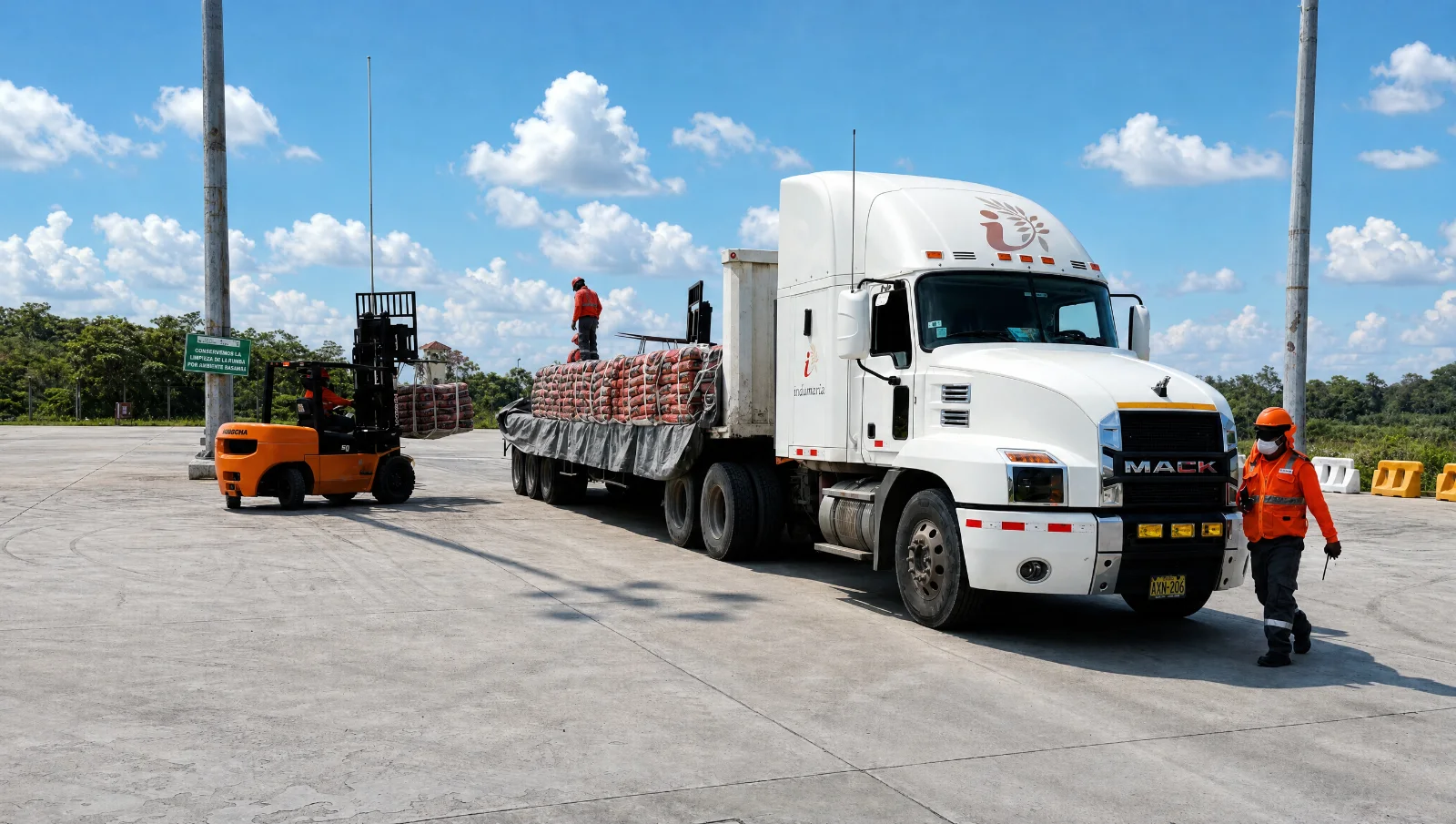 Montacargas y tráiler con carga en sacos en el patio del terminal